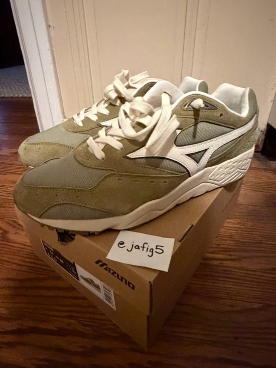 Mizuno Other - Mizuno Men Athletic Shoes - Olive Green and White